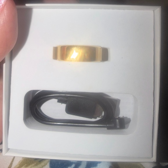 Smart Health Tracking Ring in Gold - Picture 2 of 10